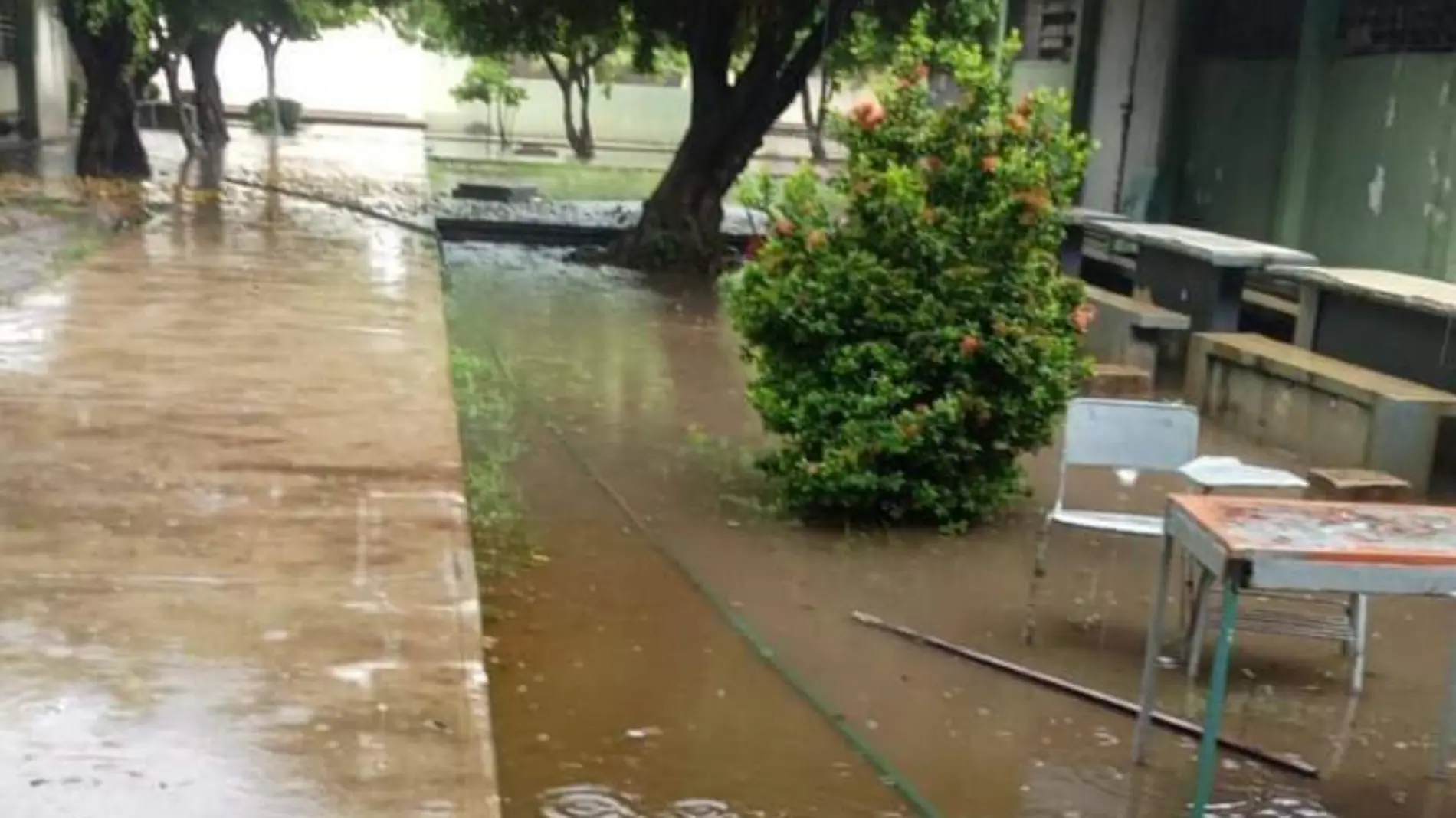 escuela inundada